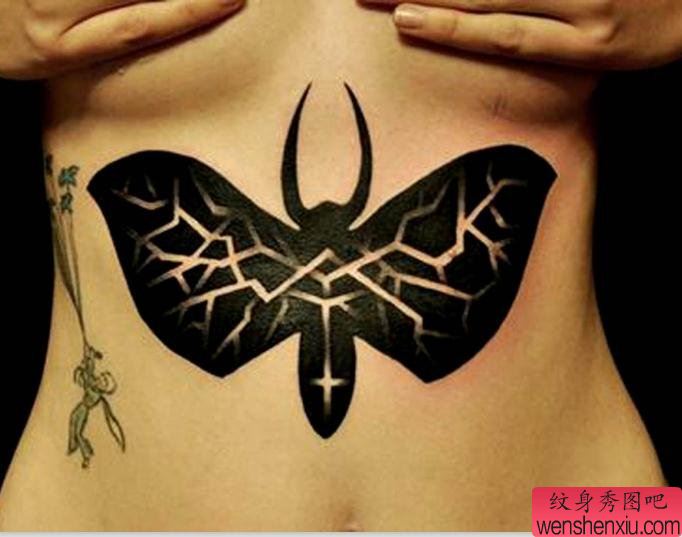 美女胸部下面一幅图腾蝴蝶纹身图案