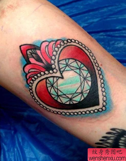 一幅简洁爱心纹身作品