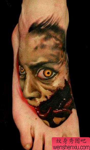 脚背上一幅恐怖的肖像纹身图案