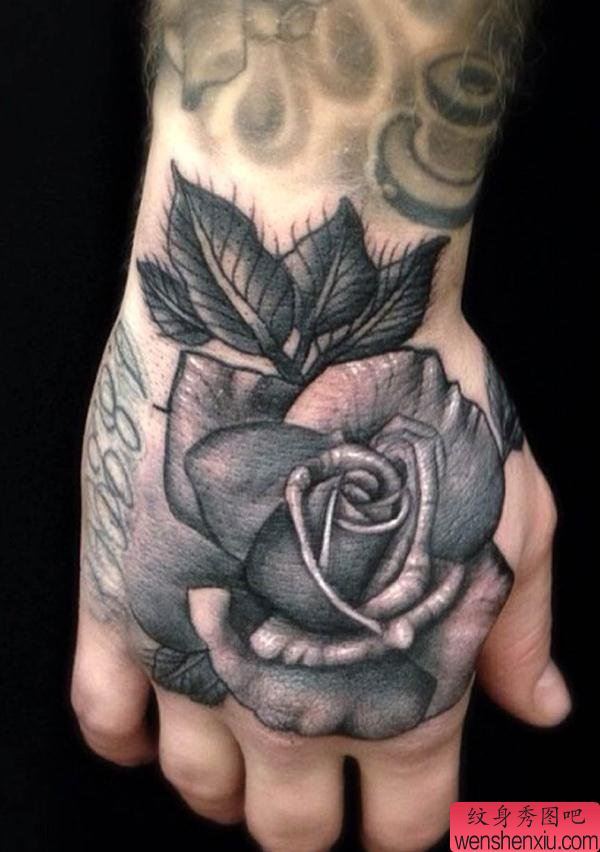 手背上一幅流行玫瑰花纹身作品
