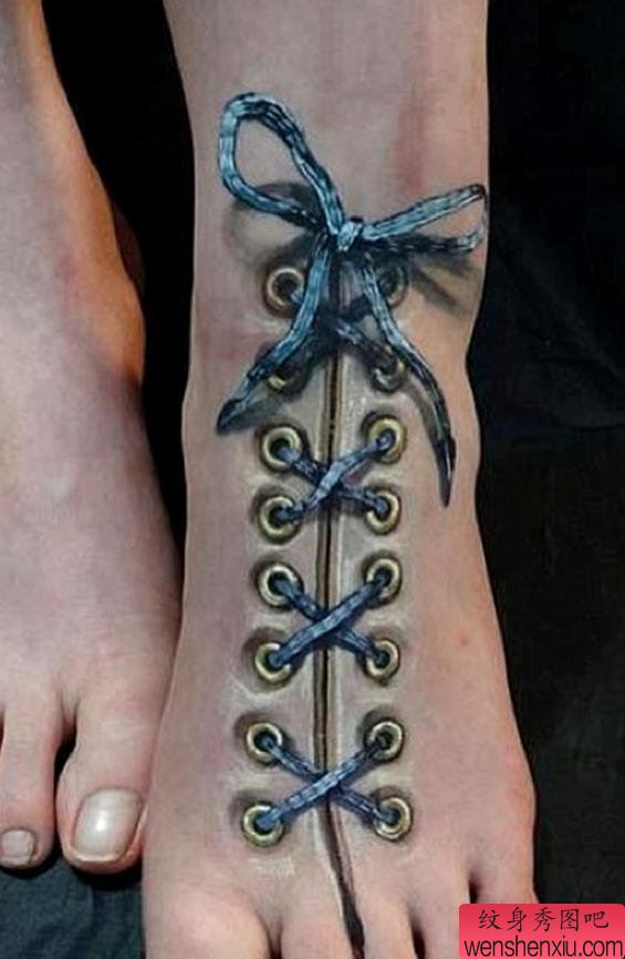 脚背上一幅超逼真的3D纹身图案