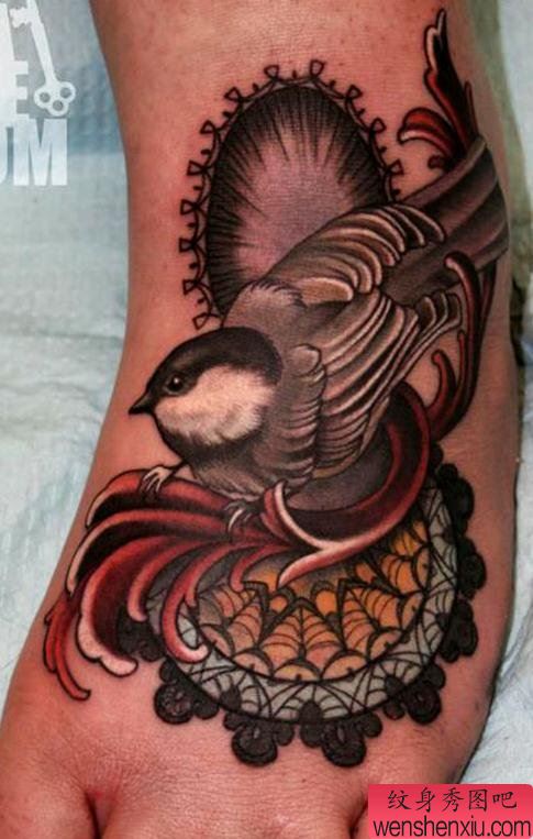 脚背上一幅流行的燕子纹身作品