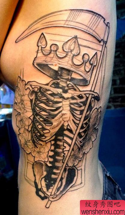 推荐一幅性感侧腰骷髅皇冠纹身图片