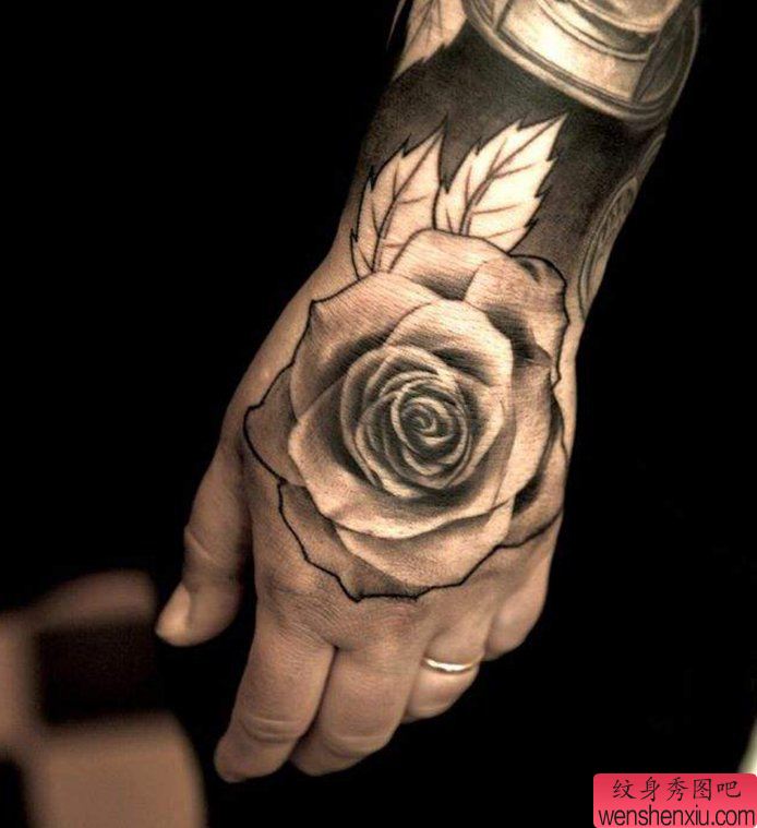 手背上一幅漂亮玫瑰花纹身作品