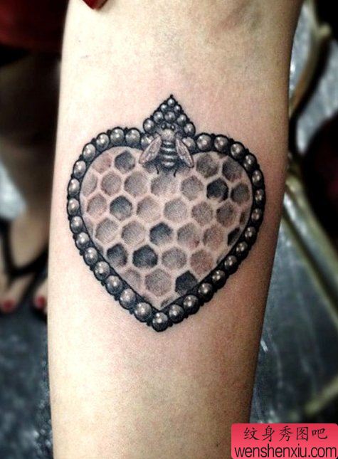 展示一幅个性的爱心纹身图案