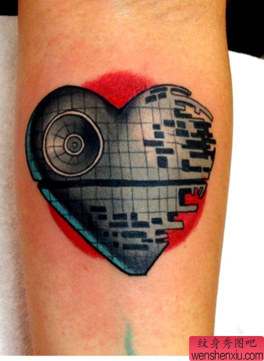 推荐一幅个性的爱心纹身图片