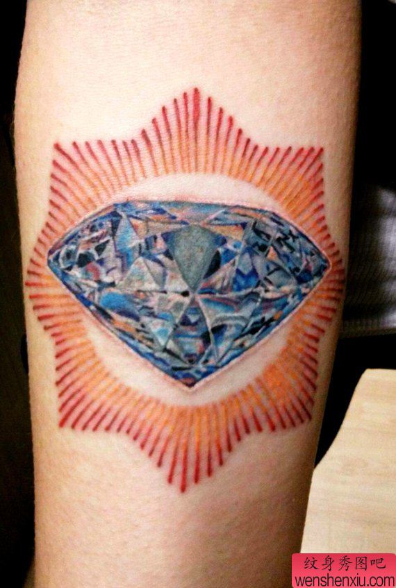为大家推荐一幅精致的钻石纹身作品