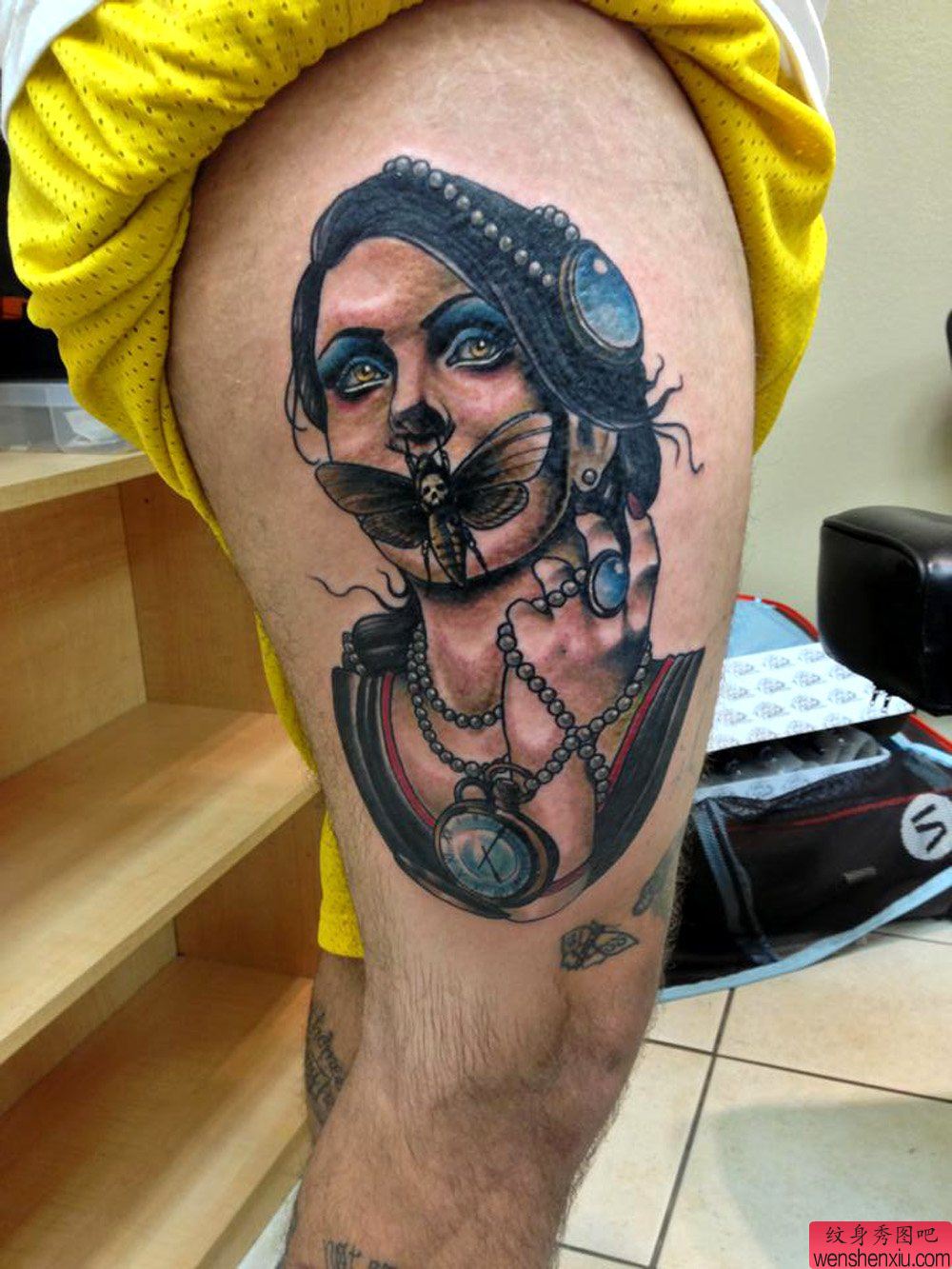 大腿上一幅个性的人物纹身作品