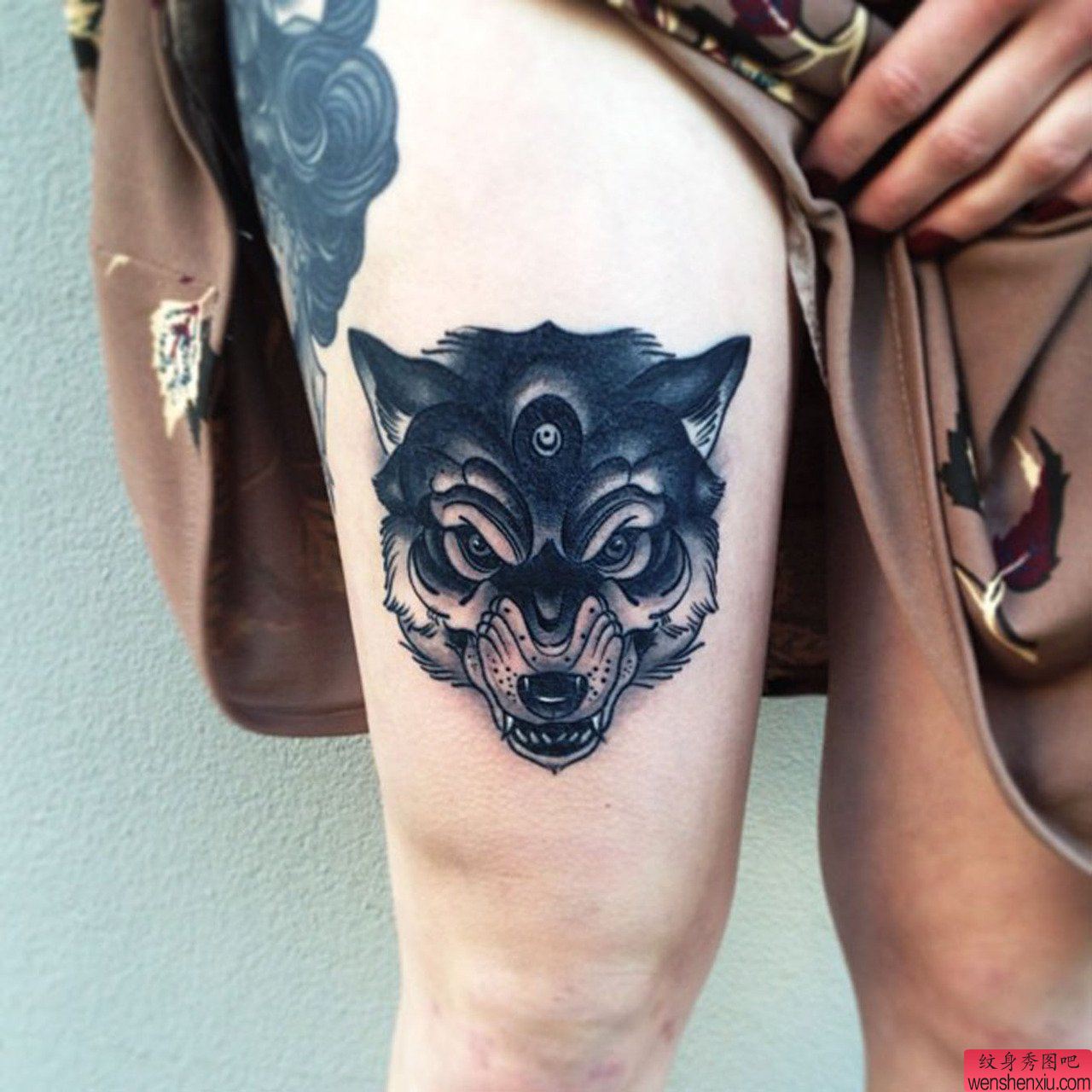 推荐一幅大腿上性感流行狼头纹身作品