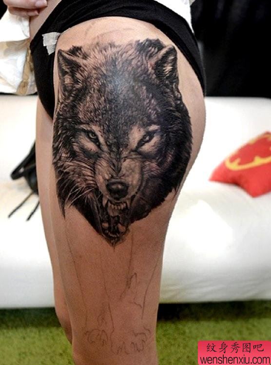欣赏大腿上的一幅流行狼头纹身作品