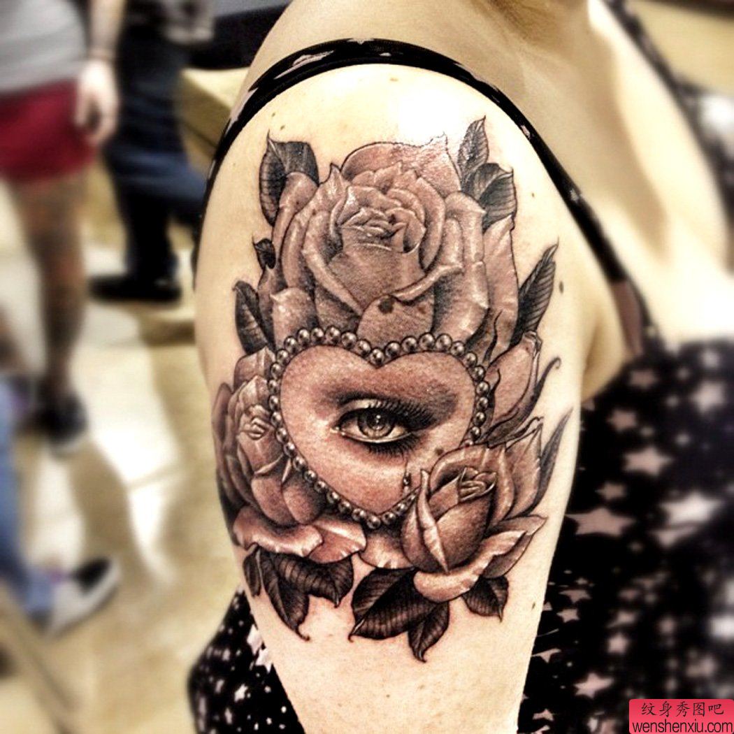 推荐一幅大臂爱心玫瑰花纹身作品