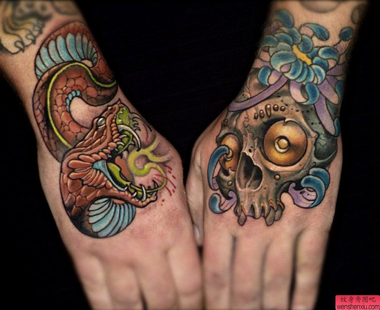 手背上一幅school风格蛇纹身作品