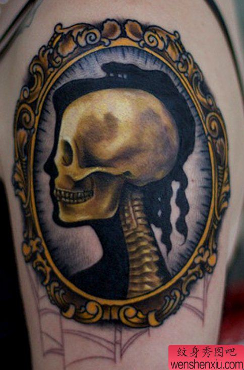 欣赏一幅大腿上的骷髅纹身作品