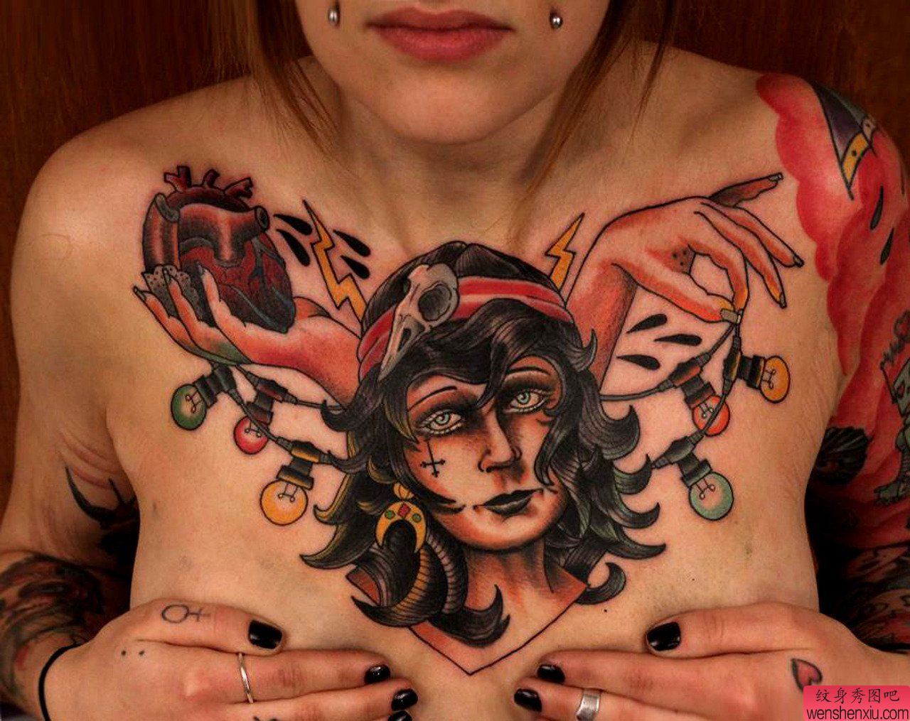 美女胸口一幅school风格女性纹身图案