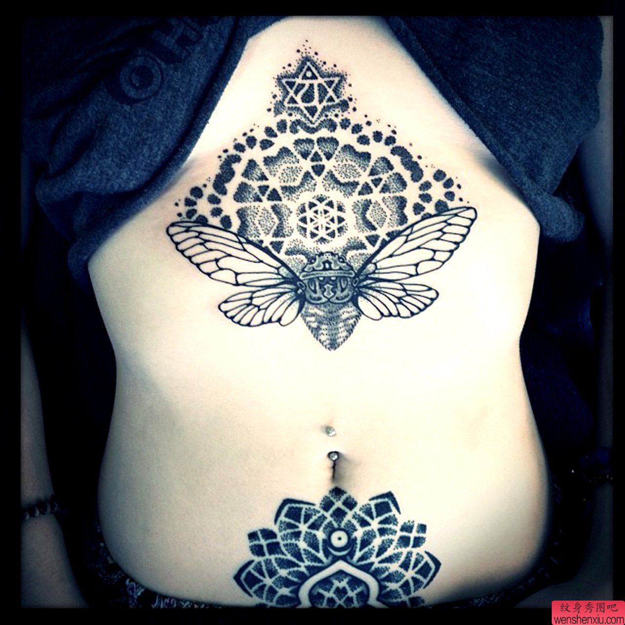 推荐一幅胸部下面的流行图腾纹身图案