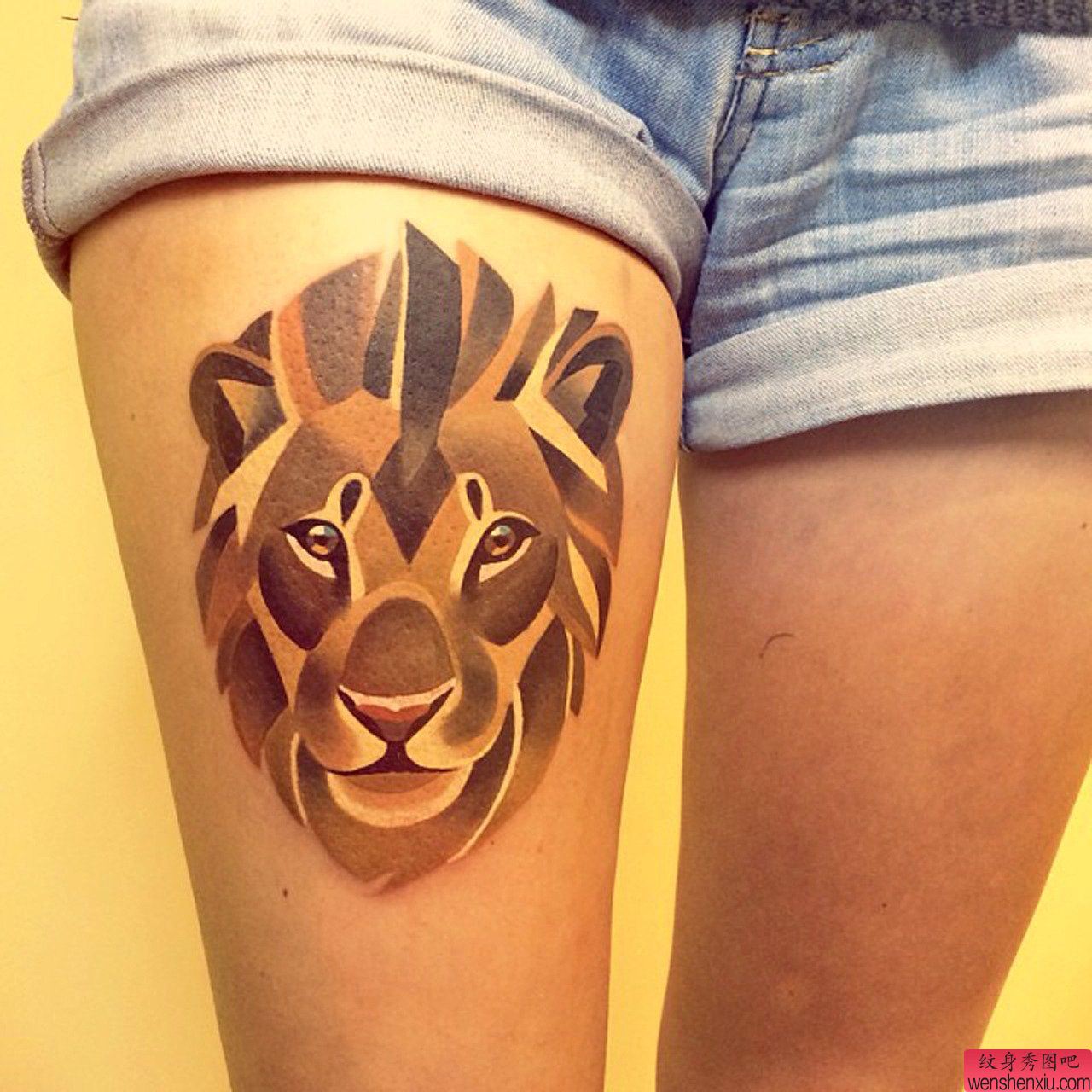大腿上一幅流行个性狮子纹身图案
