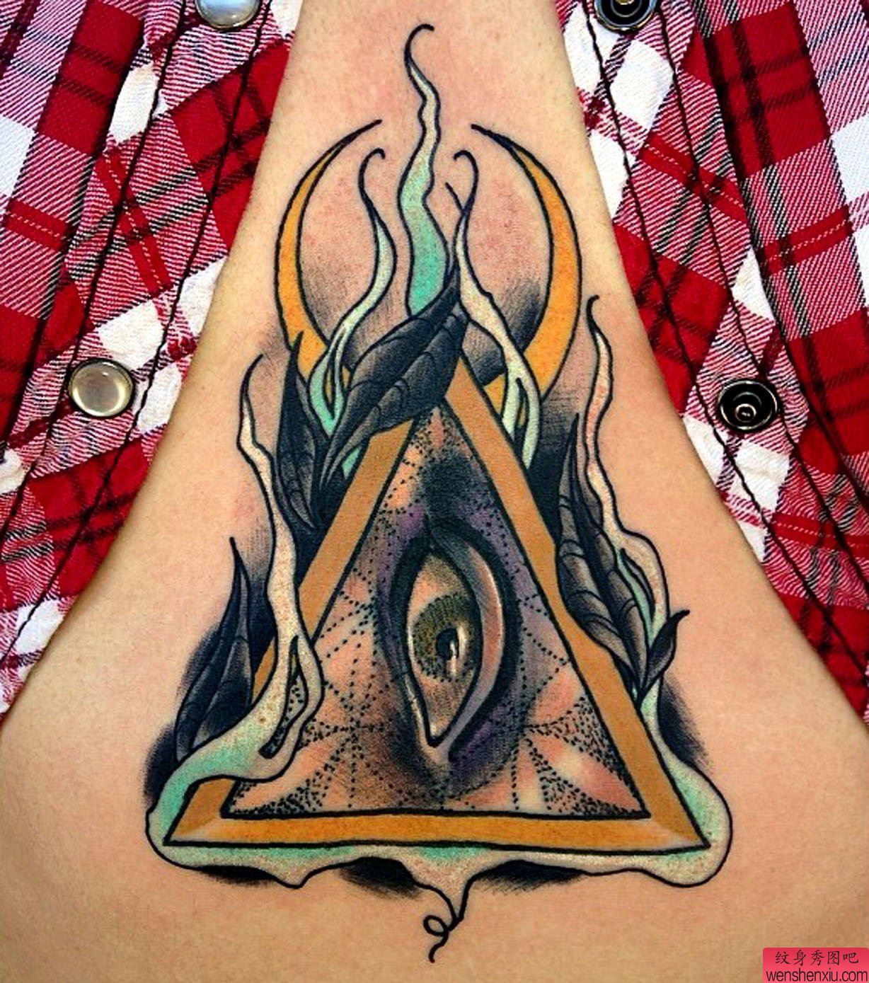 推荐一幅个性流行的上帝之眼纹身图案