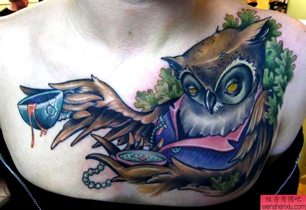 胸口上一幅流行猫头鹰纹身图案