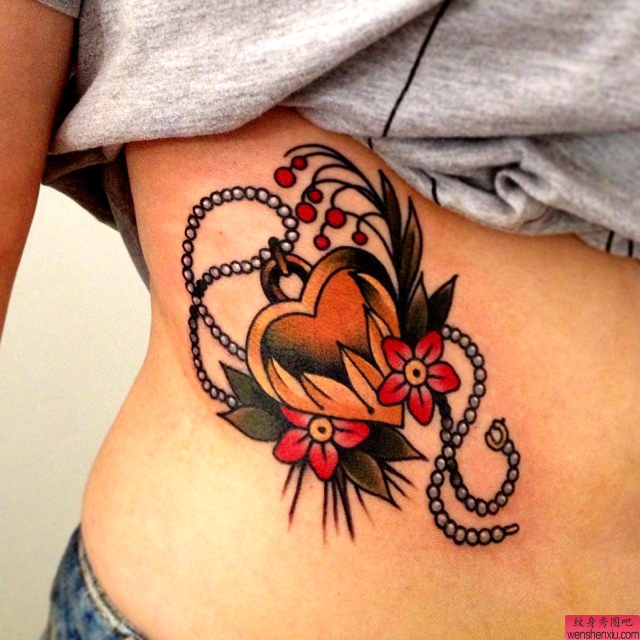 欣赏腰部一幅爱心纹身图案