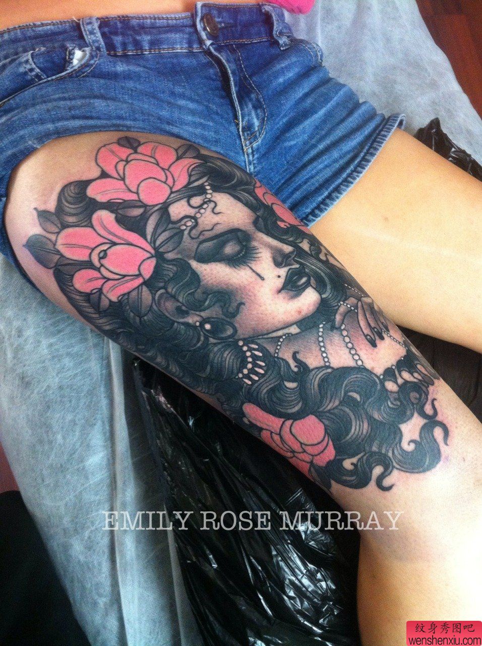 大腿上一幅流行欧美人物纹身图案