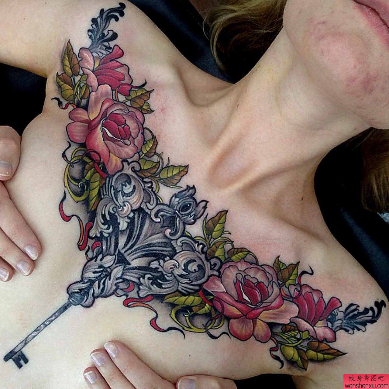 一幅胸部个性流行花纹身图片