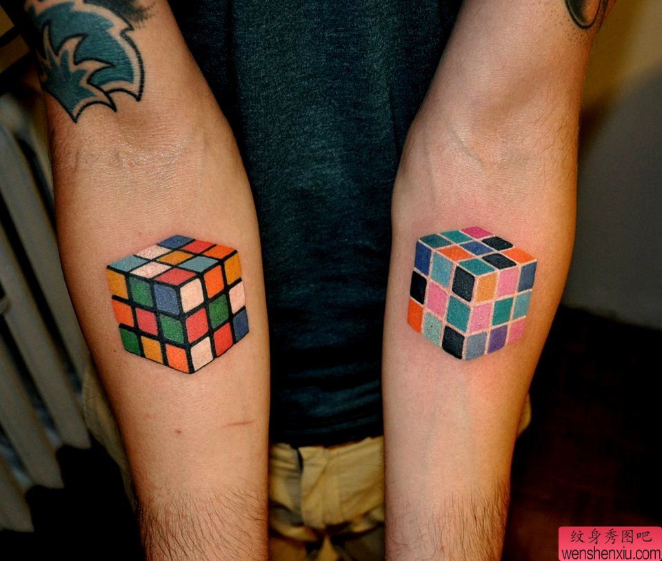 一幅个性小臂内侧魔方纹身图案介绍给大家