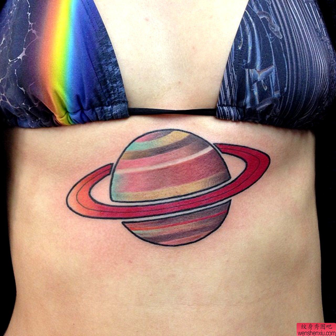 推荐一幅流行个性胸部下面的星球纹身图案