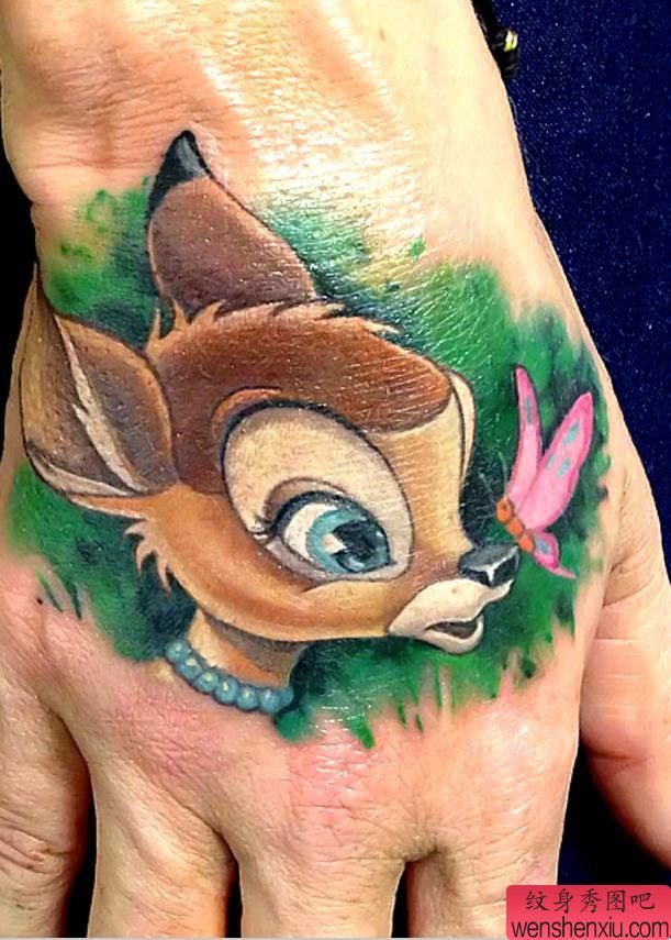 手背上一幅可爱的梅花鹿纹身图案