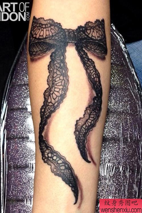 推荐一幅流行个性的蕾丝蝴蝶结纹身图案