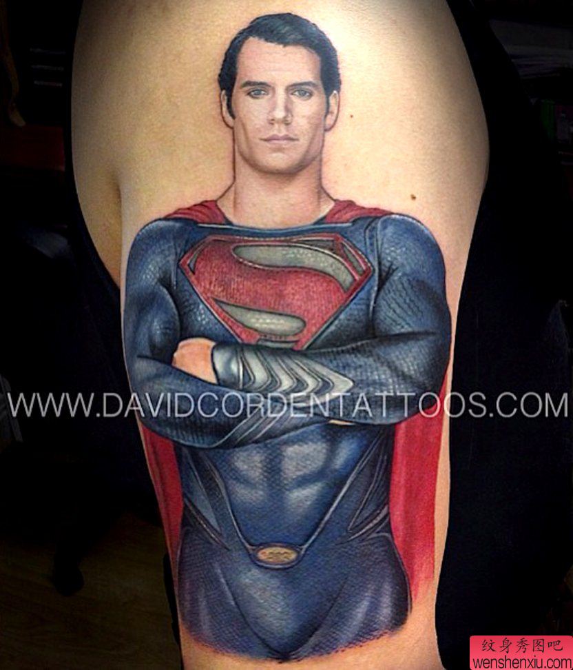 大臂上一幅个性流行的超人纹身图案
