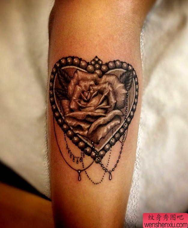 推荐一幅小臂爱心玫瑰花纹身图案