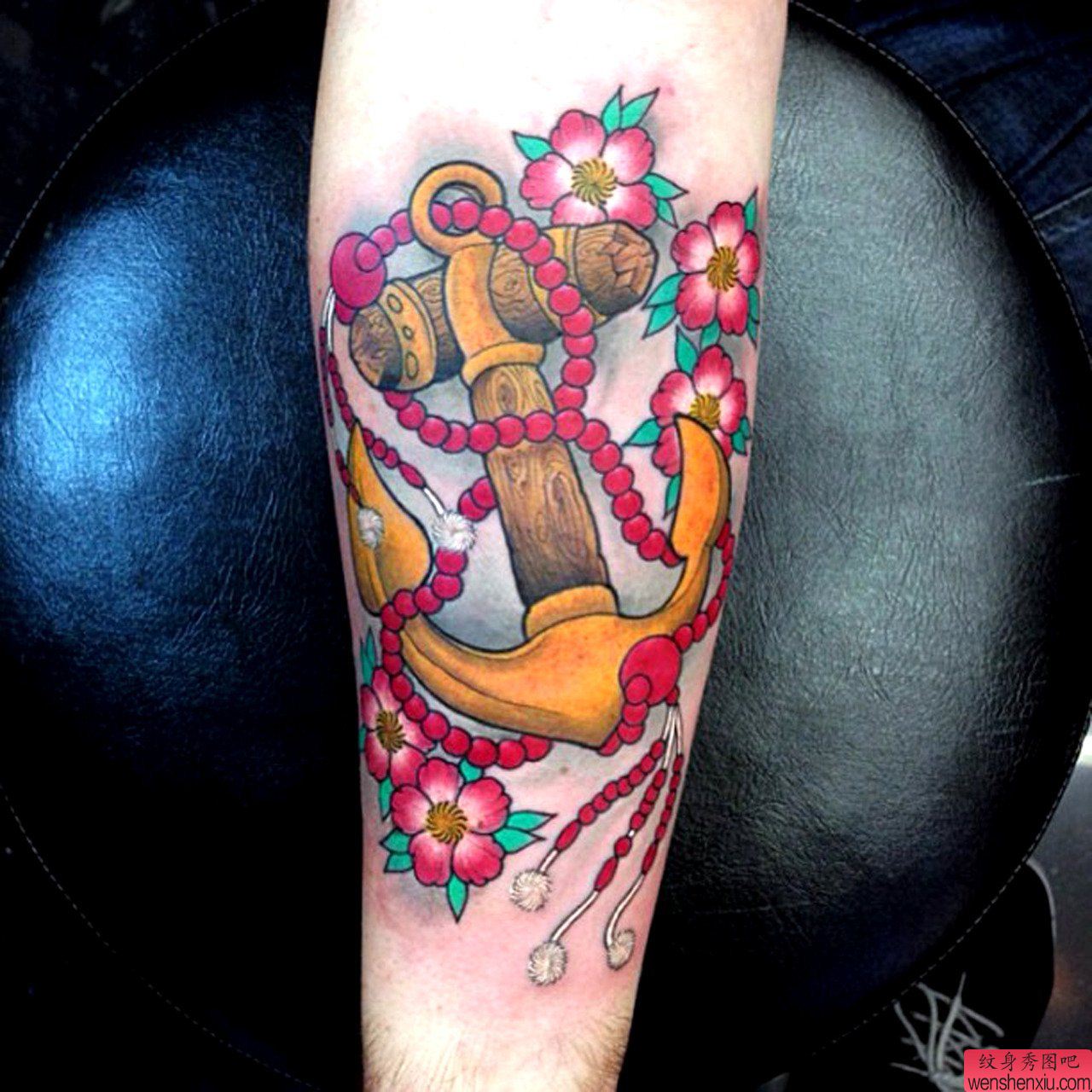 手臂上一幅漂亮彩色船锚纹身图案