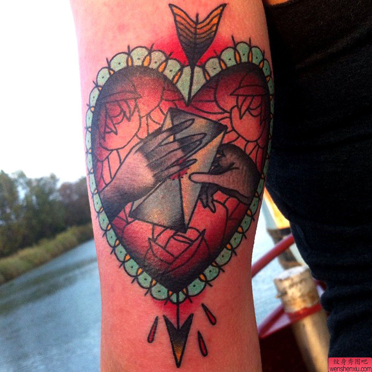 老兵纹身秀图吧小臂上一幅爱心纹身图案