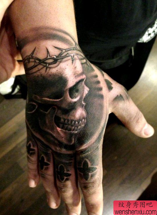 手背上一幅个性流行骷髅纹身图案