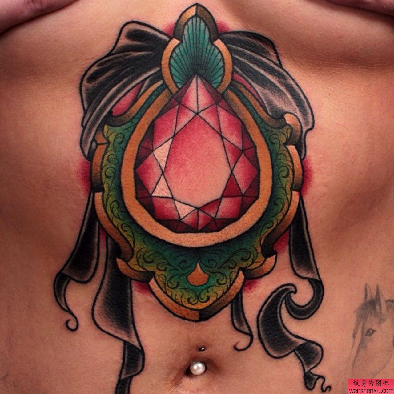 胸口下面一幅性感流行的宝石纹身图案