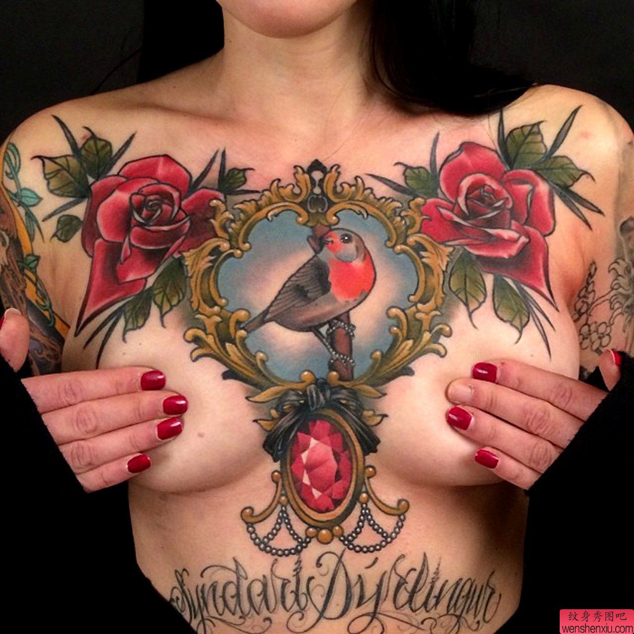 性感美女胸部一幅欧美纹身图片