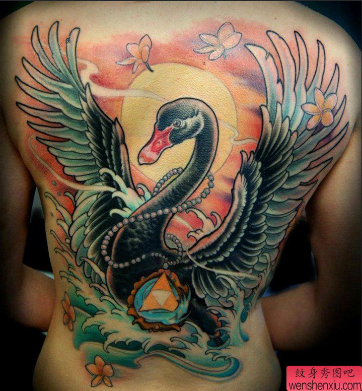 老兵纹身秀图吧推荐一幅满背天鹅纹身作品