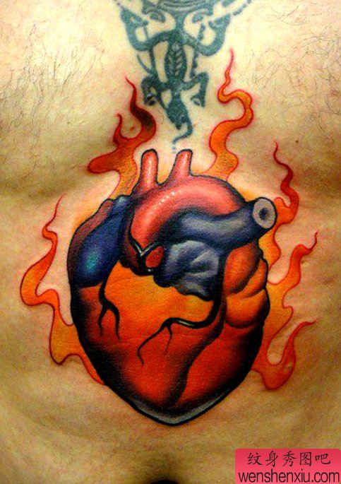 欣赏一幅胸口心脏纹身作品
