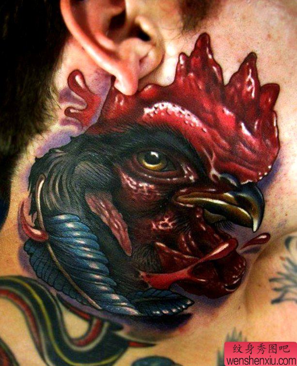 脖子上一幅逼真的公鸡纹身图案