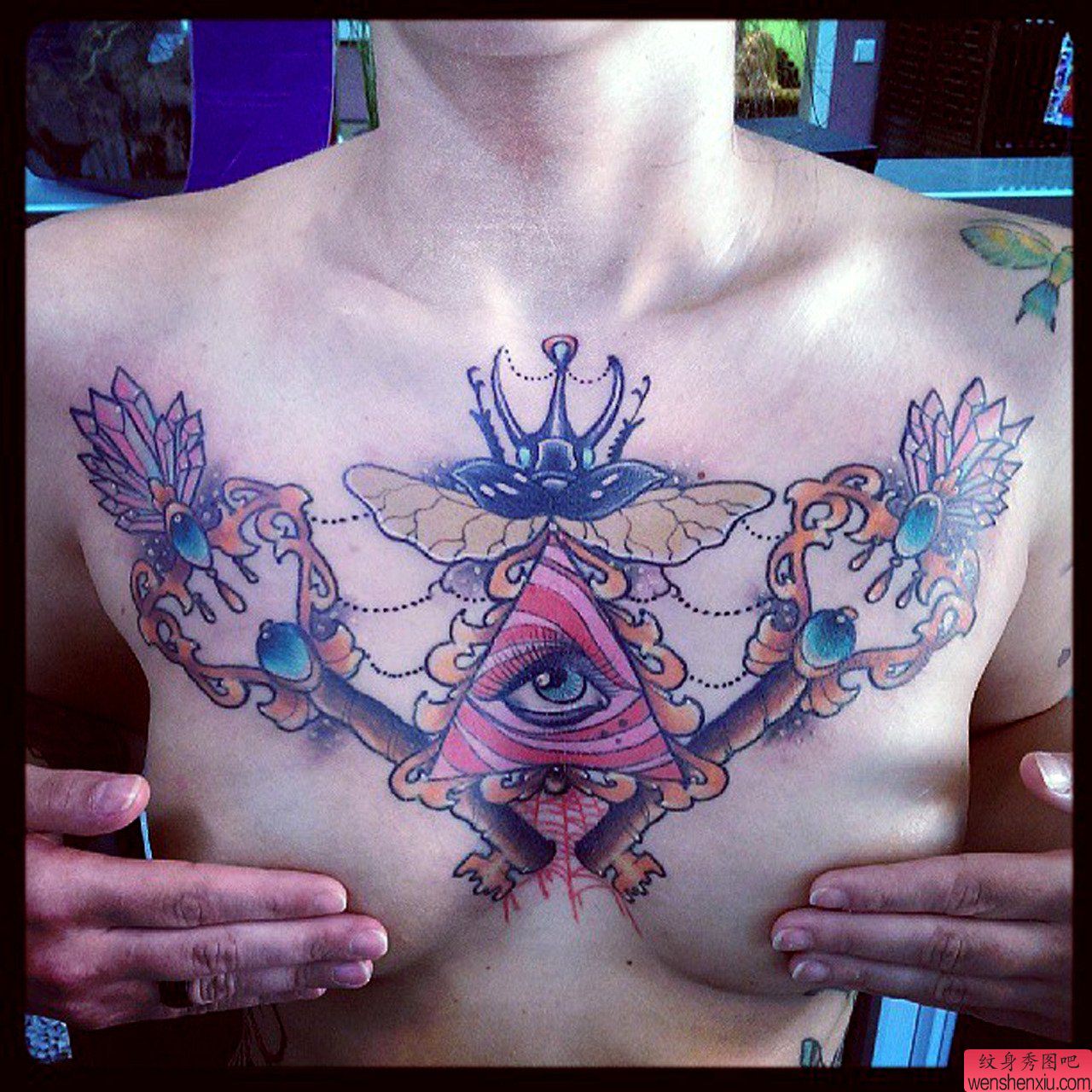 推荐一幅美女胸口上帝之眼纹身图案