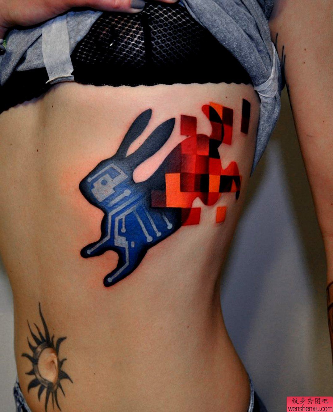 推荐一幅侧腰个性兔子纹身作品