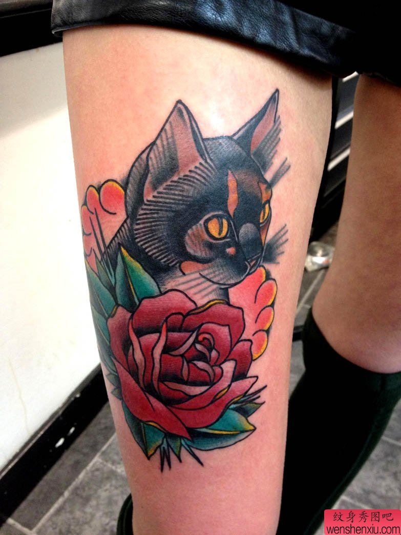 推荐一幅大腿上的猫玫瑰花纹身图案