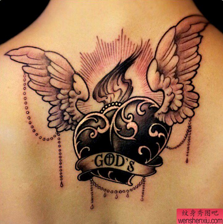 一幅个性流行的爱心翅膀纹身图案