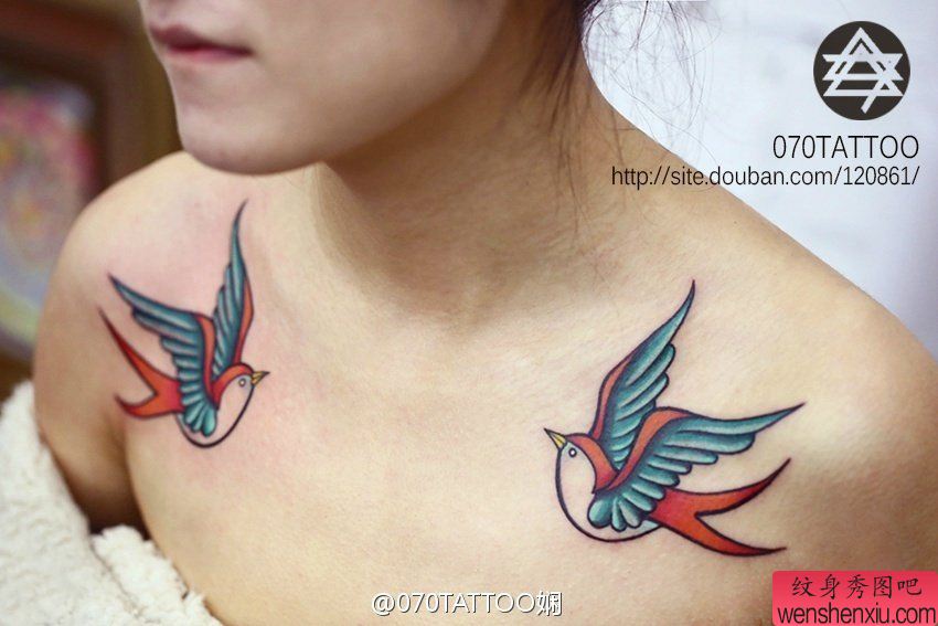 一幅流行性感的燕子纹身图案