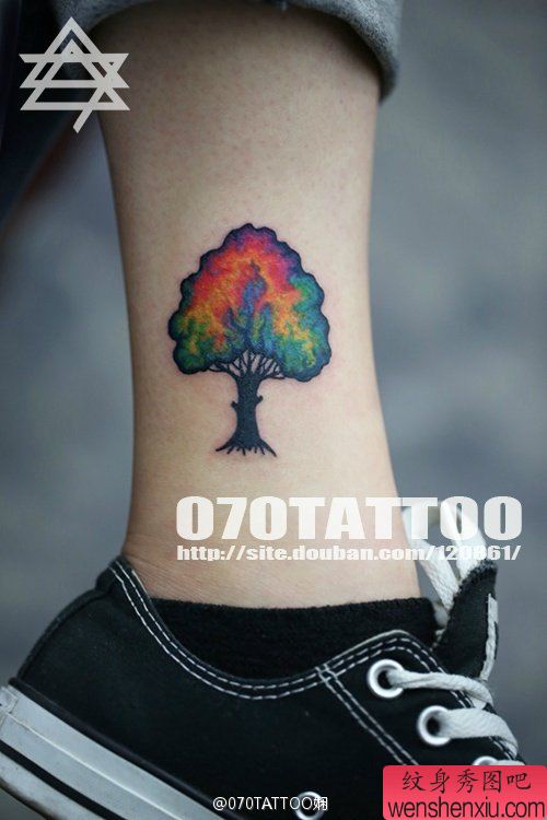 一幅小清新树纹身图案
