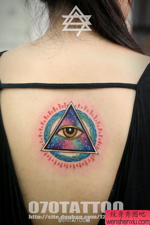 后背上一幅上帝之眼纹身作品