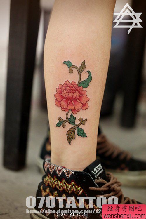 小腿上一幅清新小花纹身图片
