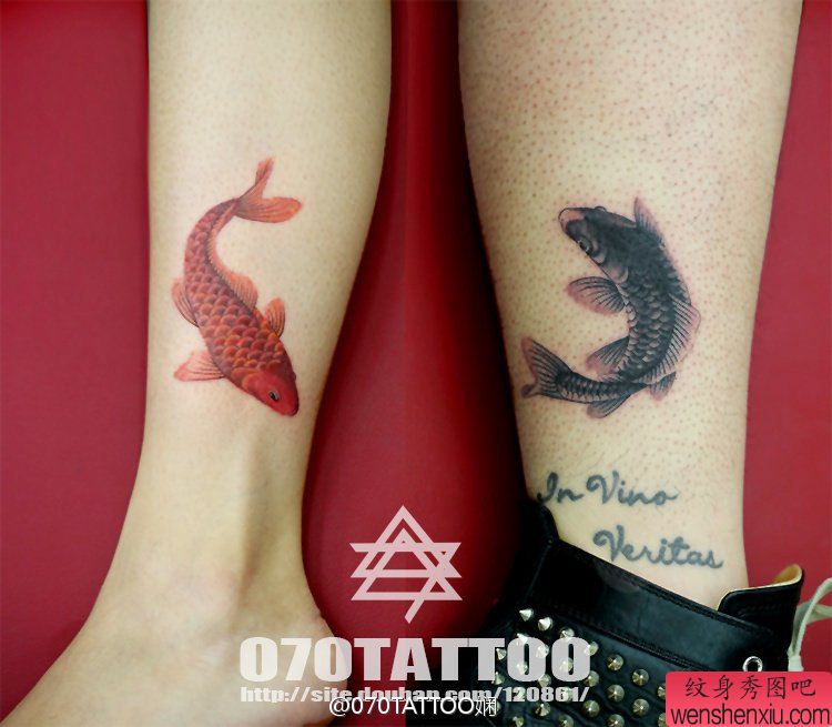 脚踝上一幅漂亮流行的水墨鱼纹身图片