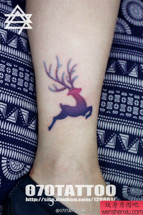 脚踝上一幅漂亮流行的鹿纹身图案