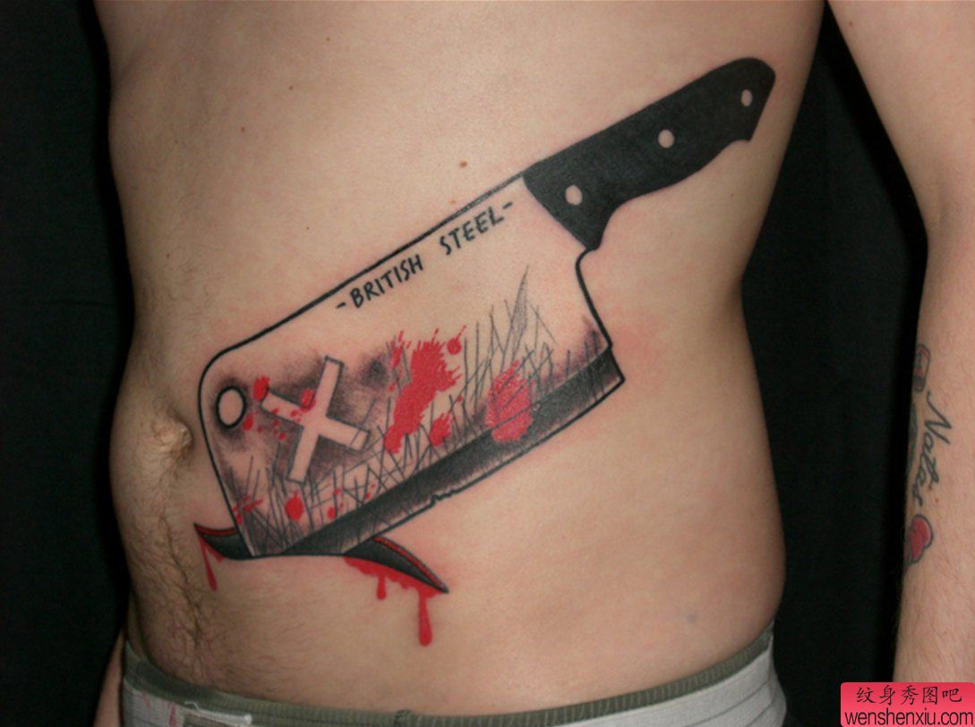 推荐一幅霸气的腹部菜刀纹身图片